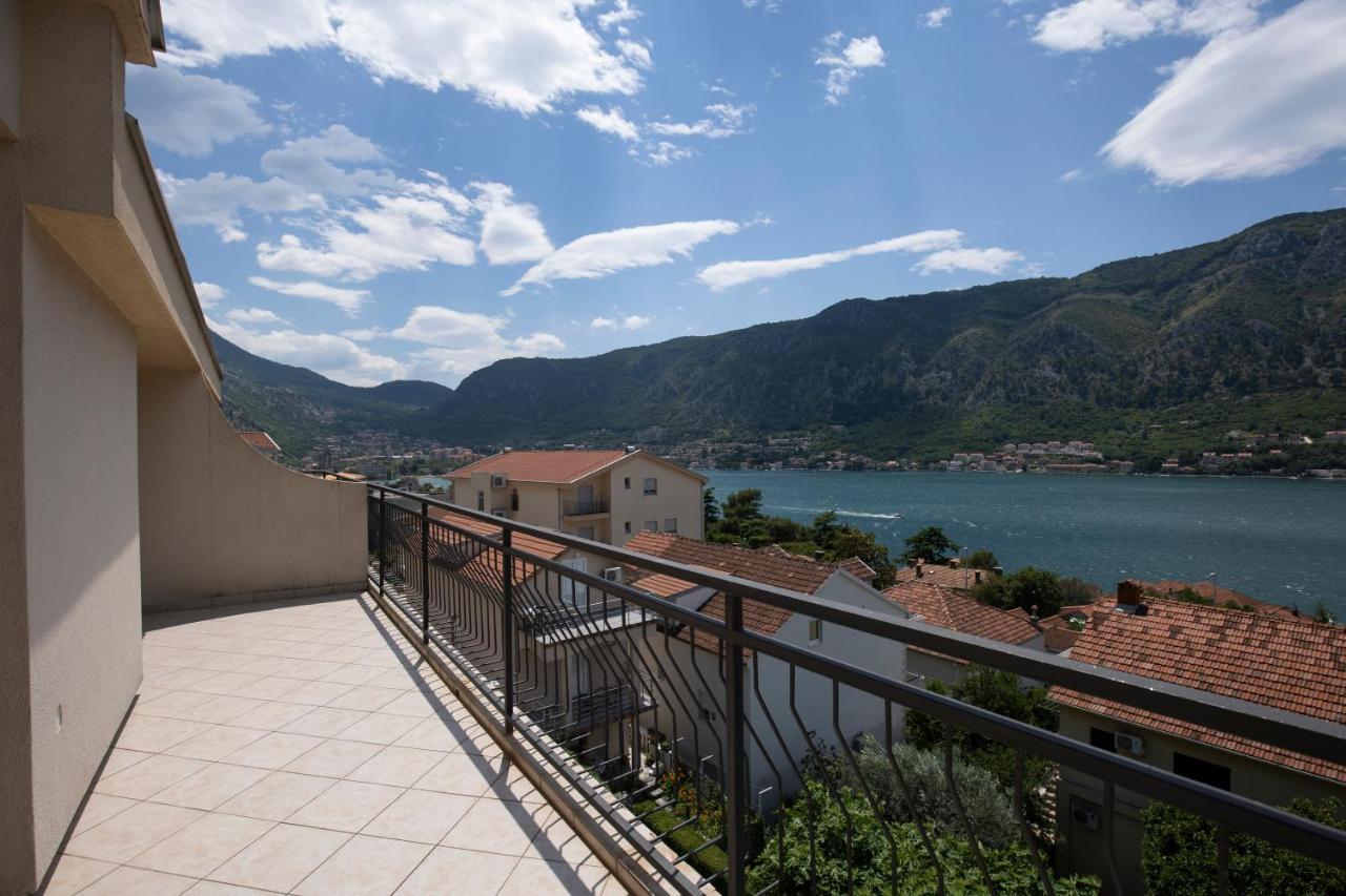 Point Of View Apartment Kotor Bagian luar foto