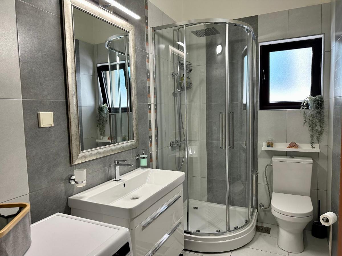 Point Of View Apartment Kotor Bagian luar foto
