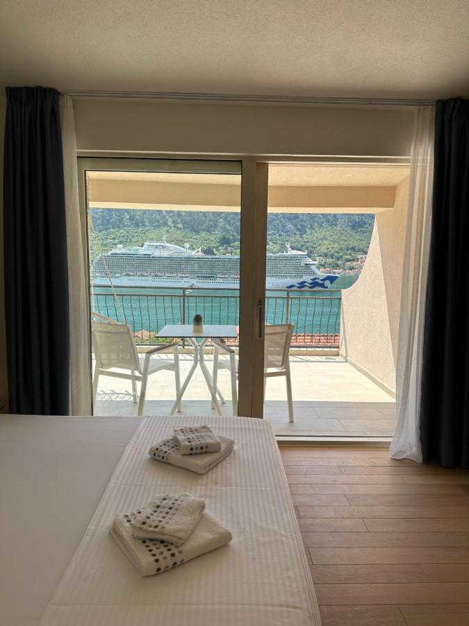 Point Of View Apartment Kotor Bagian luar foto