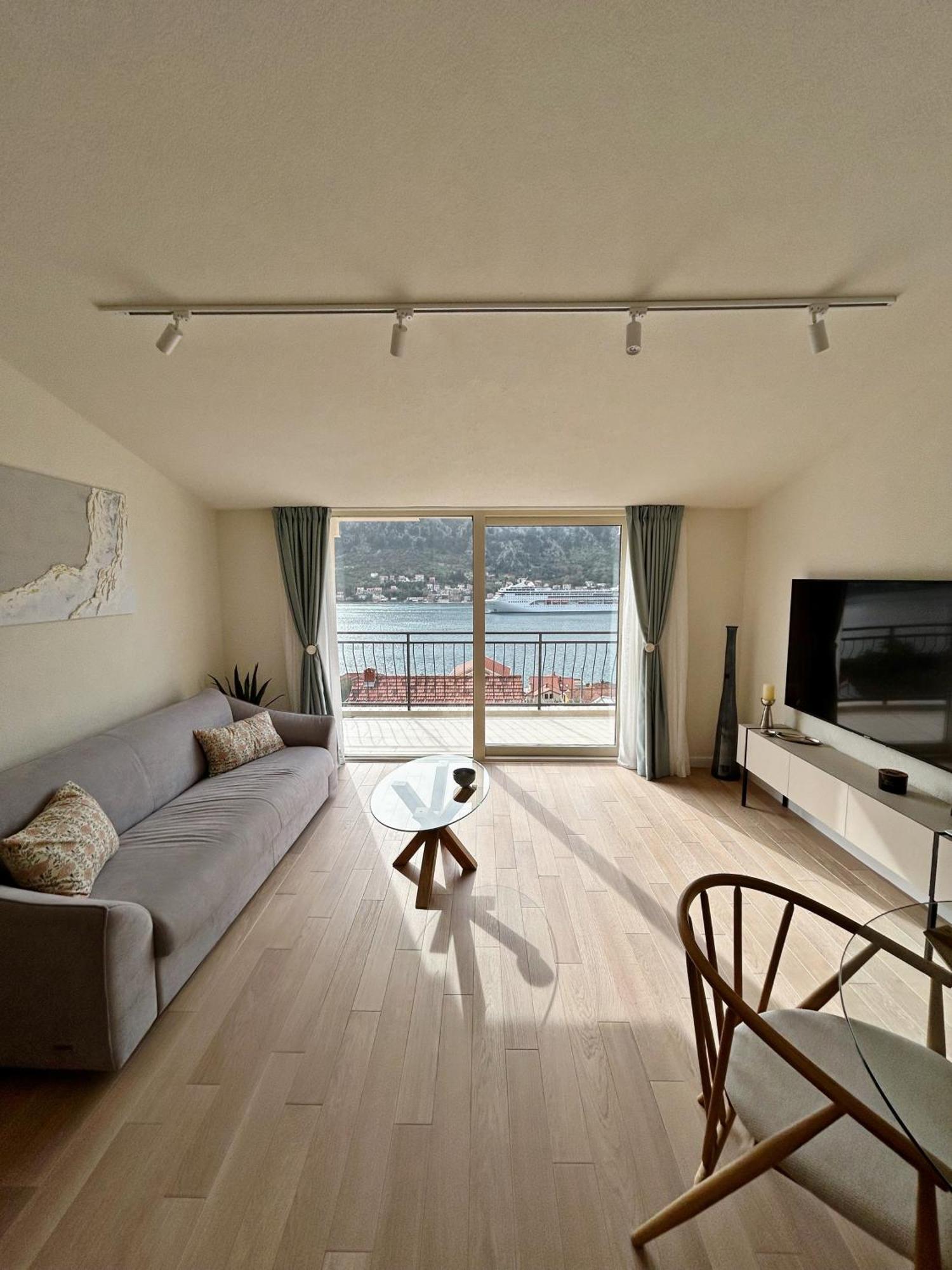 Point Of View Apartment Kotor Bagian luar foto