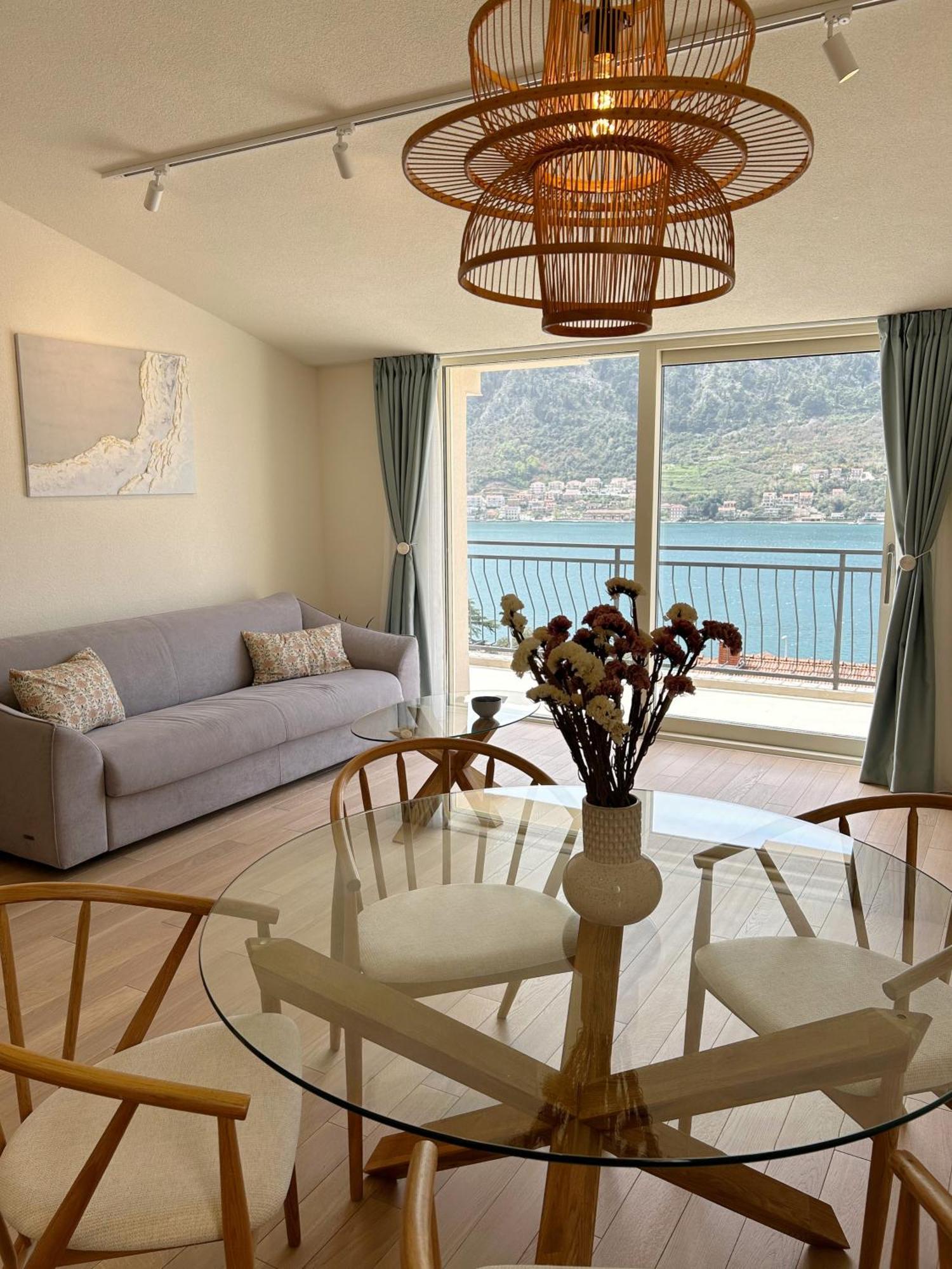 Point Of View Apartment Kotor Bagian luar foto