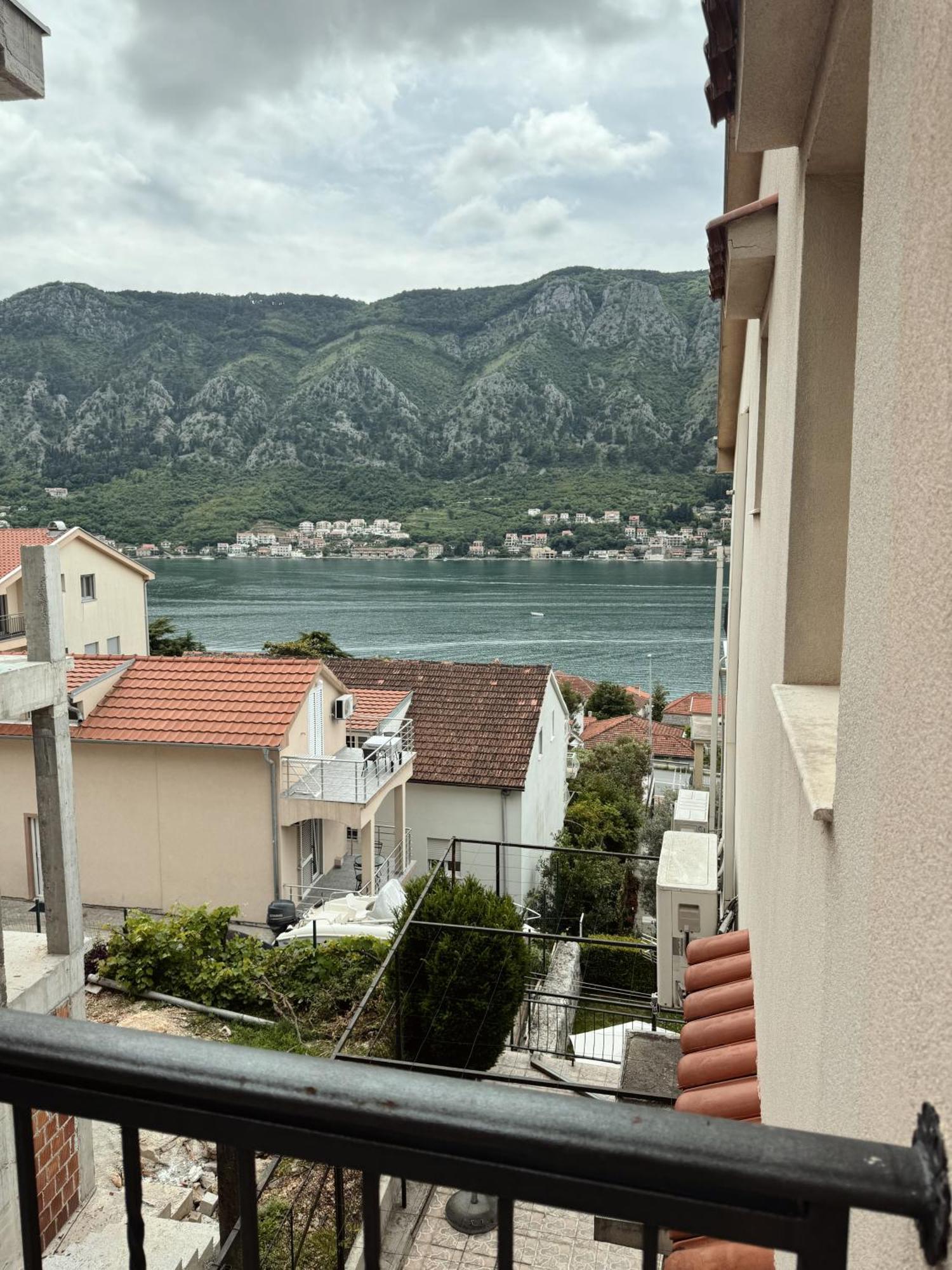 Point Of View Apartment Kotor Bagian luar foto